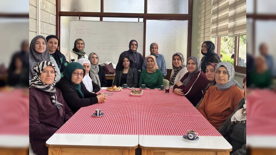 Kaymakam ve Belediye Ba�kan��n�n E�lerinden Kur�an Kursuna Ziyaret