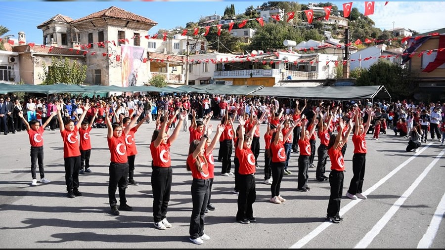 Atatrkn evlatlar 29 Ekim Cumhuriyet Bayramn byk cokuyla kutlad