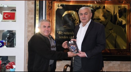 Gazeteci Mithat nal, Yeni Kitab An Bozyaz Belediye Bakanna Takdim Etti