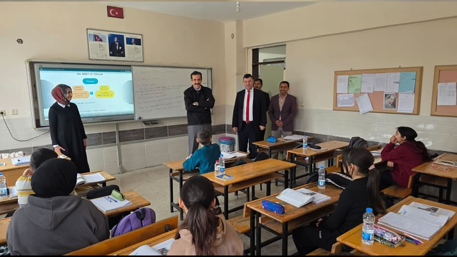 Kaymakam,Tekeli Ortaokulu�nu ziyaret etti